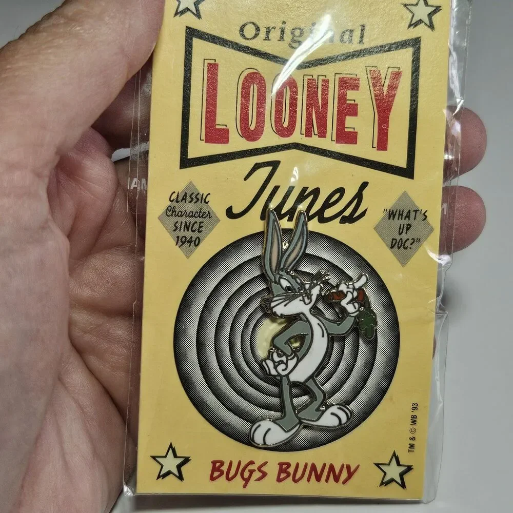 Looney Tunes Lapel Pin Bugs Bunny 1993 Warner Brothers Eating Carrot Classic